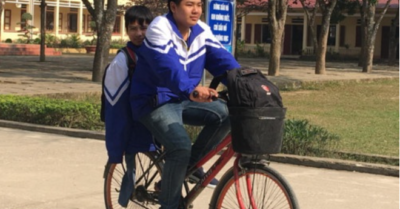 Niềm vui chưa trọn vẹn của đôi bạn 10 năm cõng nhau đến trường