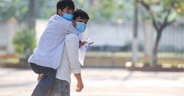 Nam sinh 10 năm cõng bạn: ‘Dù Đại học Y Hà Nội đặc cách, em cũng xin từ chối’