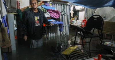 Sài Gòn mưa lớn ngập sâu, người dân thức cả đêm canh nước rút