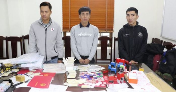 bắt hai giáo viên