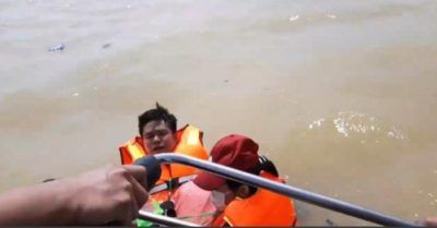 6 người bị lật thuyền rơi xuống dòng lũ dữ ở Quảng Bình khi đi cứu trợ