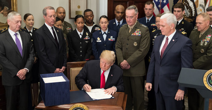 Tổng thống Donald J. Trump, cùng với Phó Tổng thống Mike Pence và các nhà lãnh đạo quân sự cấp cao, ký HR 2810 - Đạo luật Ủy quyền Quốc phòng cho năm tài chính 2018, tại Phòng Roosevelt ở Nhà Trắng, ngày 12/12/2017 (ảnh: Nhà Trắng).