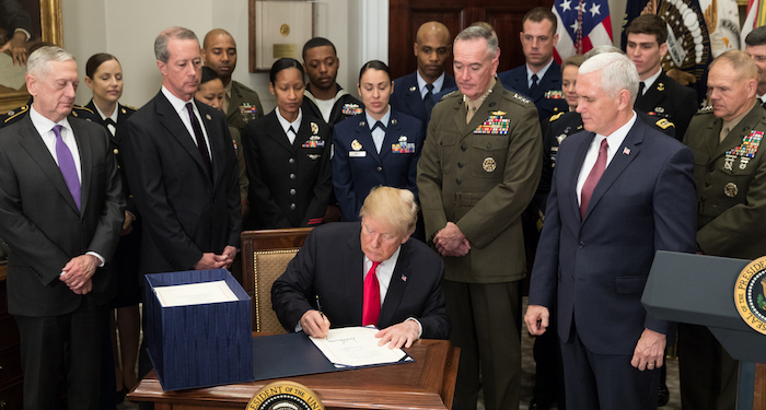 Tổng thống Donald J. Trump, cùng với Phó Tổng thống Mike Pence và các nhà lãnh đạo quân sự cấp cao, ký HR 2810 - Đạo luật Ủy quyền Quốc phòng cho năm tài chính 2018, tại Phòng Roosevelt ở Nhà Trắng, ngày 12/12/2017 (ảnh: Nhà Trắng).