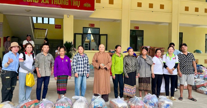 Chi hội An Lạc Hạnh trao gần 1,5 tỷ đồng và hơn 40 tấn hàng cứu trợ vùng lũ